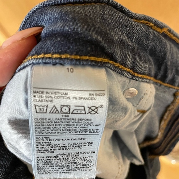 UC- Old navy mid rise boyfriend jeans - Picture 4 of 4